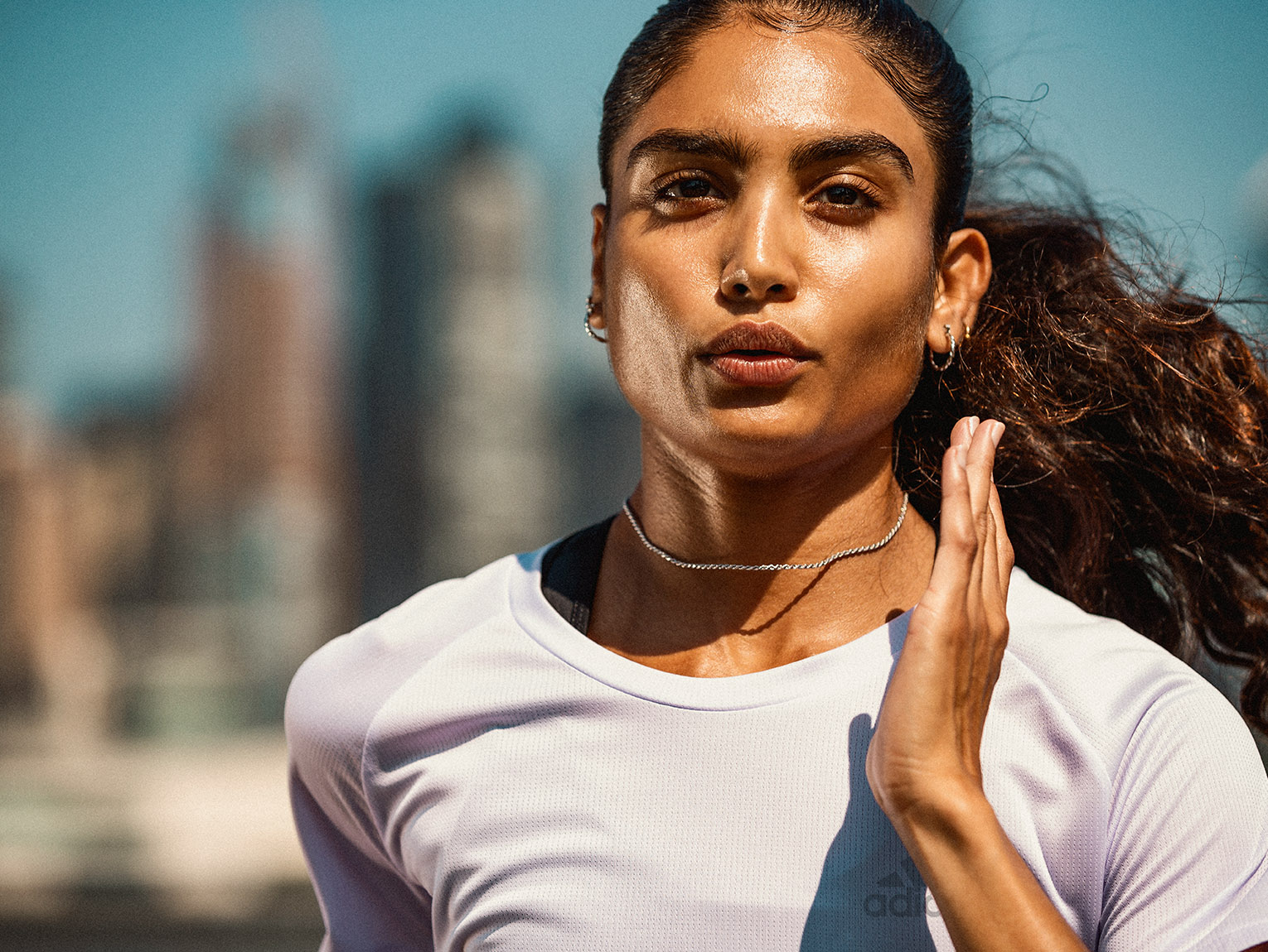 Person beim Sport in adidas Kleidung (Foto)
