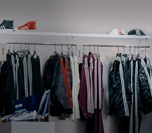 Auswahl an adidas Bekleidung auf Kleiderstange. (Foto)