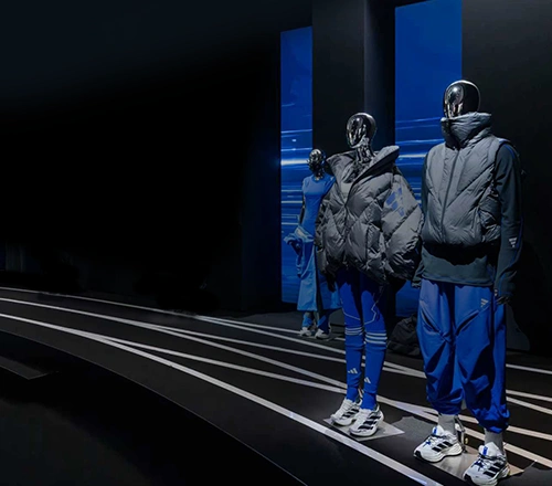Ausstellung mit adidas Outfits auf Schaufensterpuppen. (Foto)