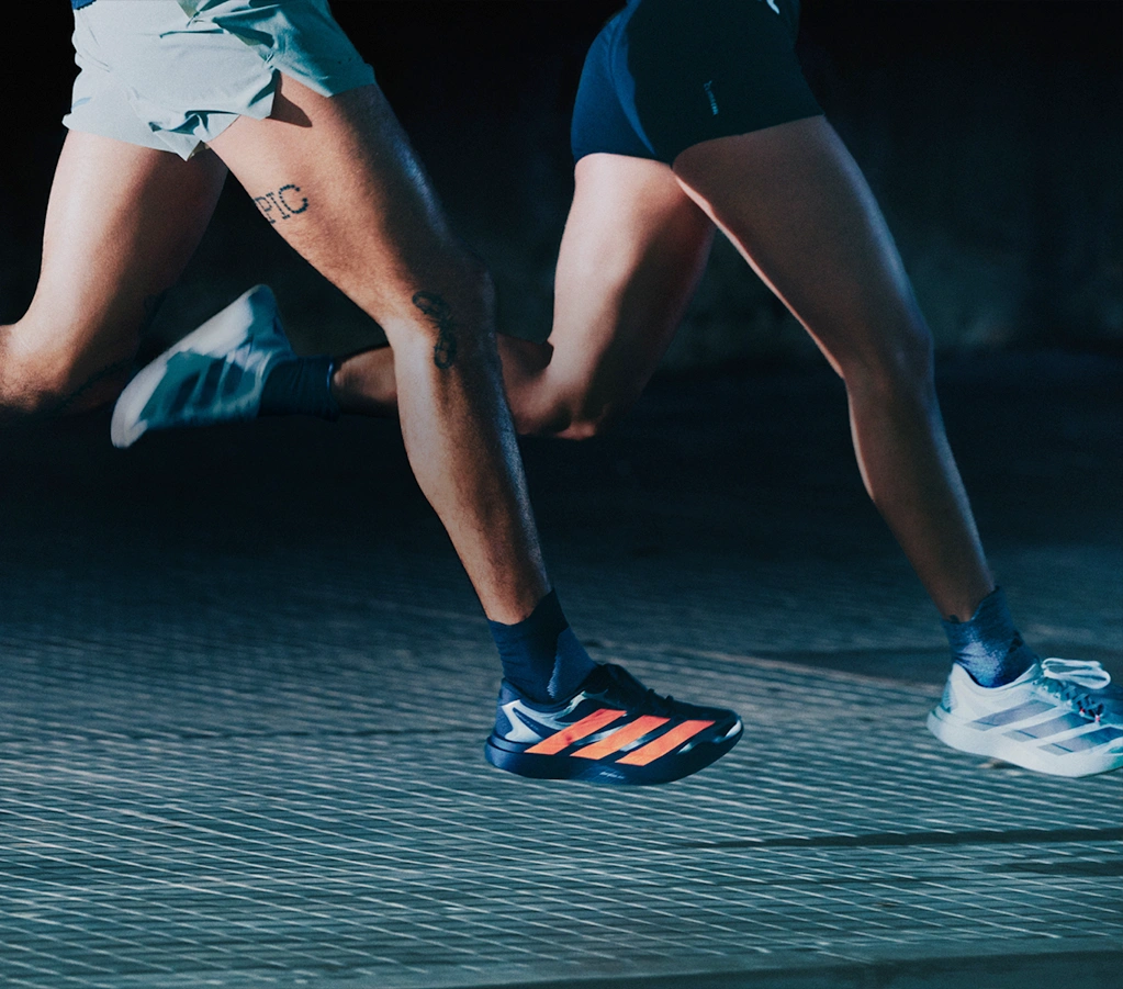 Zwei Personen laufen nebeneinander in adidas Laufschuhen. (Foto)