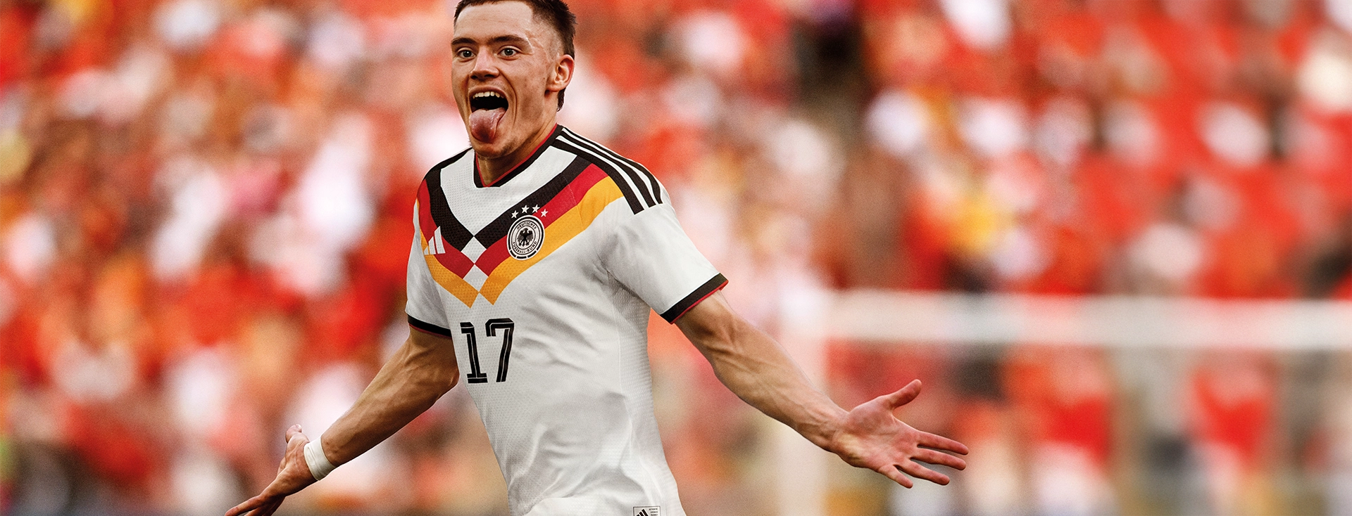 Florian Wirtz im weißen Deutschland-Trikot von adidas jubelt im Stadion. (Foto)