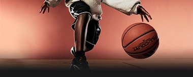 Basketballspieler dribbelt Ball in adidas Outfit. (Foto)