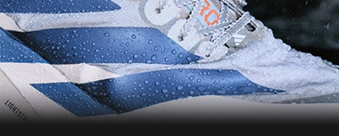 Nahaufnahme eines nassen adidas Laufschuhs. (Foto)