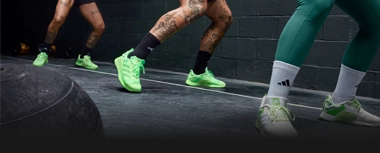 Personen beim funktionellen Training mit neonfarbenen adidas Schuhen. (Foto)