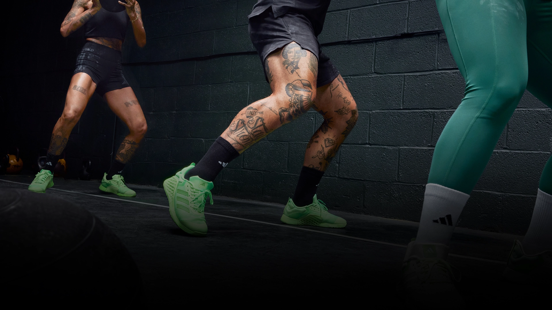 Personen beim funktionellen Training mit neonfarbenen adidas Schuhen. (Foto)