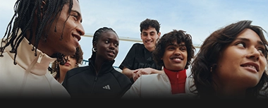 Gruppe junger Menschen in adidas Outfits im Freien. (Foto)