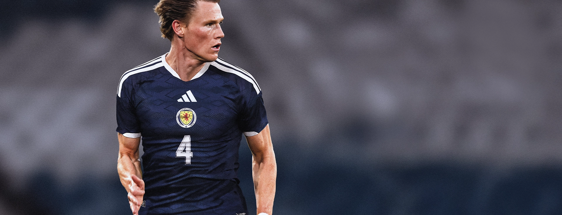 Scott McTominay im dunkelblauen Schottland-Trikot von adidas während eines Spiels. (Foto)