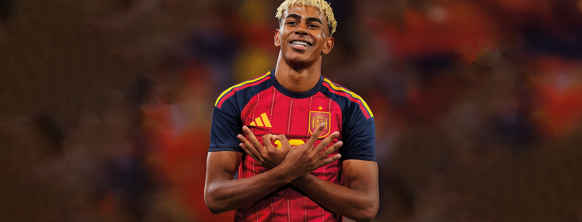 Lamine Yamal im roten Spanien-Trikot von adidas posiert im Stadion. (Foto)