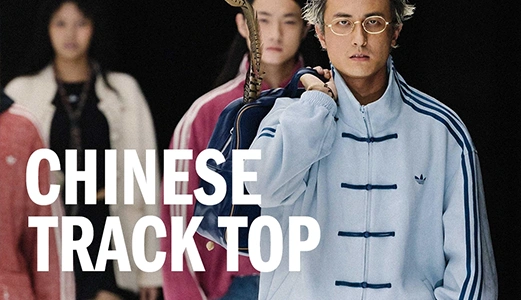 Model in hellblauem adidas Track Top mit Schriftzug „Chinese Track Top“. (Foto)