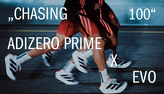 Läuferinnen und Läufer in adidas adizero Prime X Evo Schuhen mit Schriftzug „Chasing 100“. (Foto)