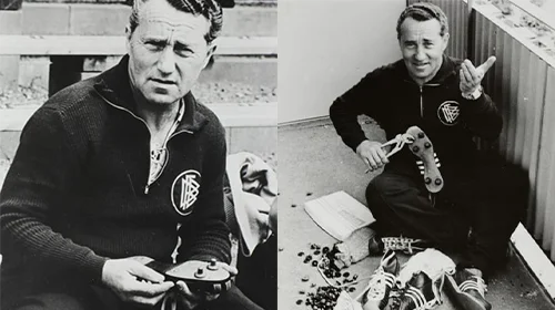 Historische Aufnahme eines Mannes mit Fußballschuhen aus der frühen adidas Zeit. (Foto)