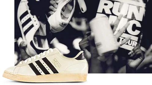 adidas Sneaker vor historischer Aufnahme im Hintergrund. (Foto)