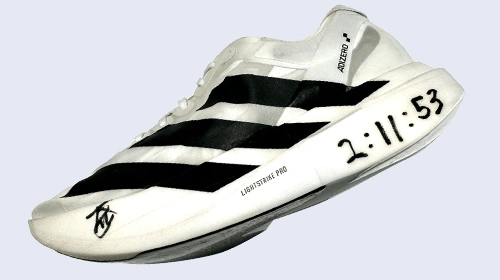 Weißer adidas Laufschuh mit schwarzen Streifen und aufgedruckter Zeitangabe. (Foto)