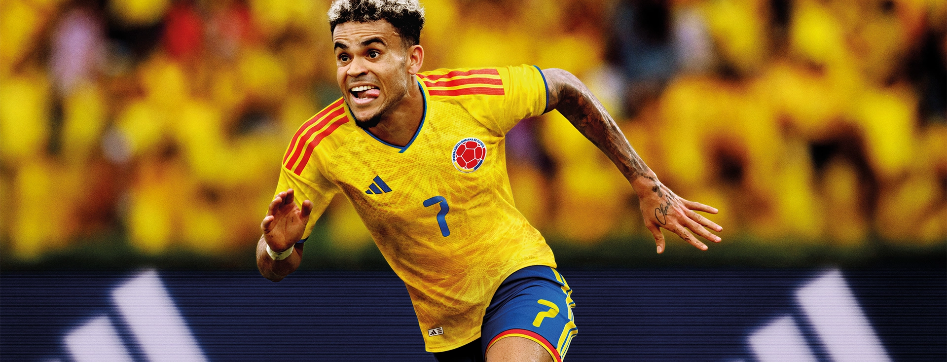 Luis Díaz in a yellow Colombia adidas jersey in action in a stadium. (Photo)